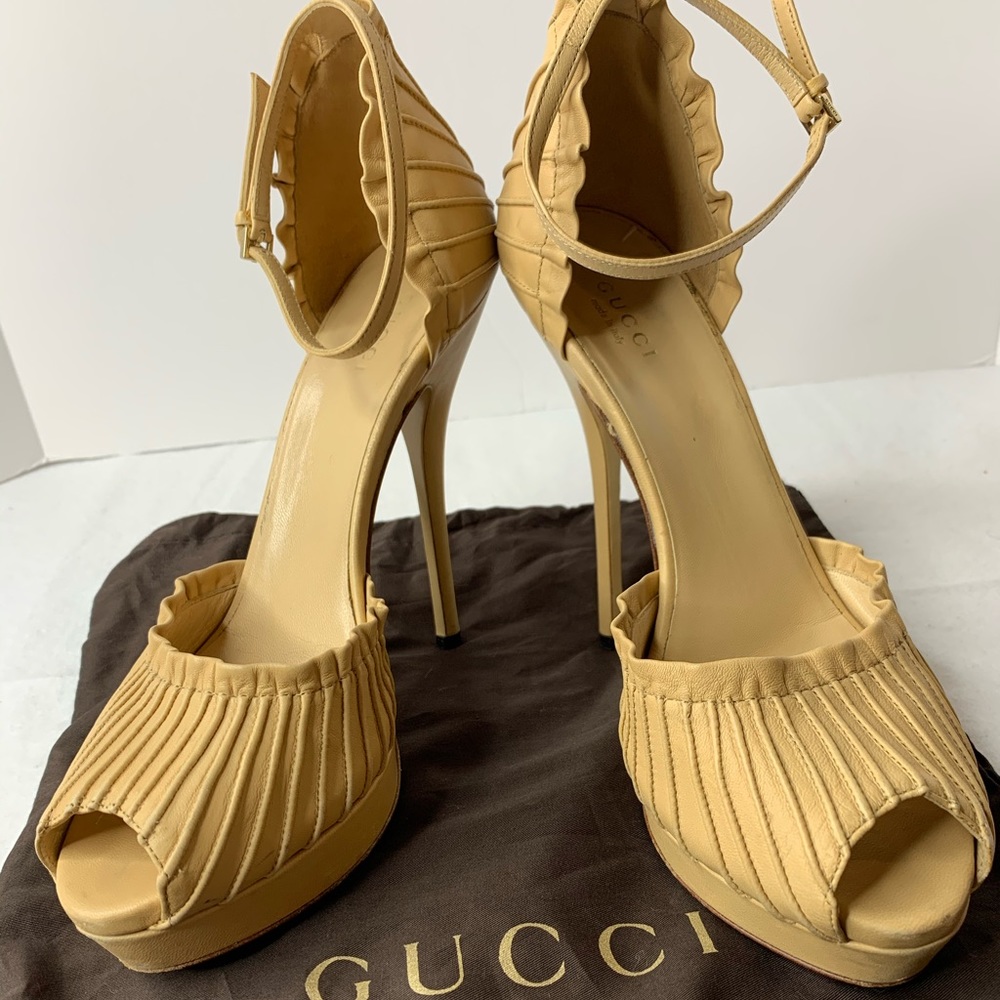 Gucci peep toe ankle strap leather pumps size 38/8